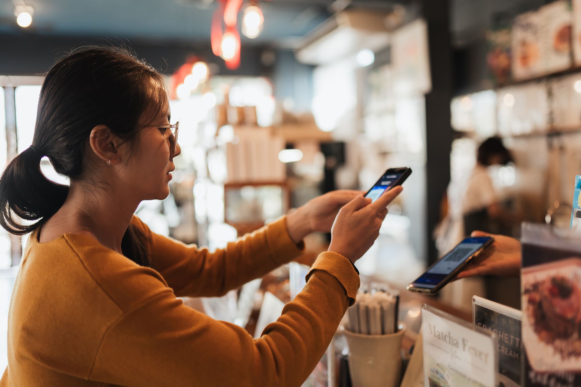 Mujer escaneando un código QR de un móvil